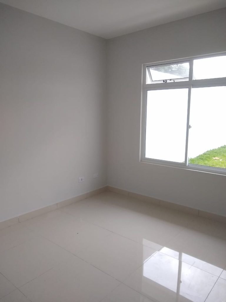 CASA COM AMPLO TERRENO CASA COM AMPLO TERRENO