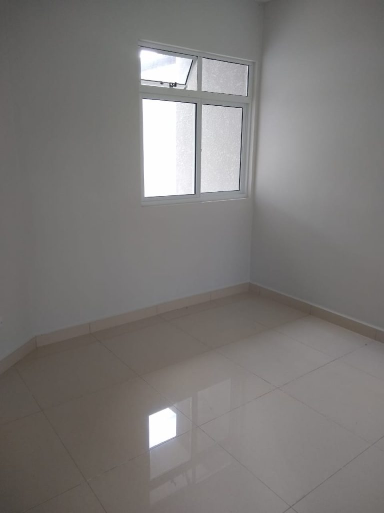 CASA COM AMPLO TERRENO CASA COM AMPLO TERRENO