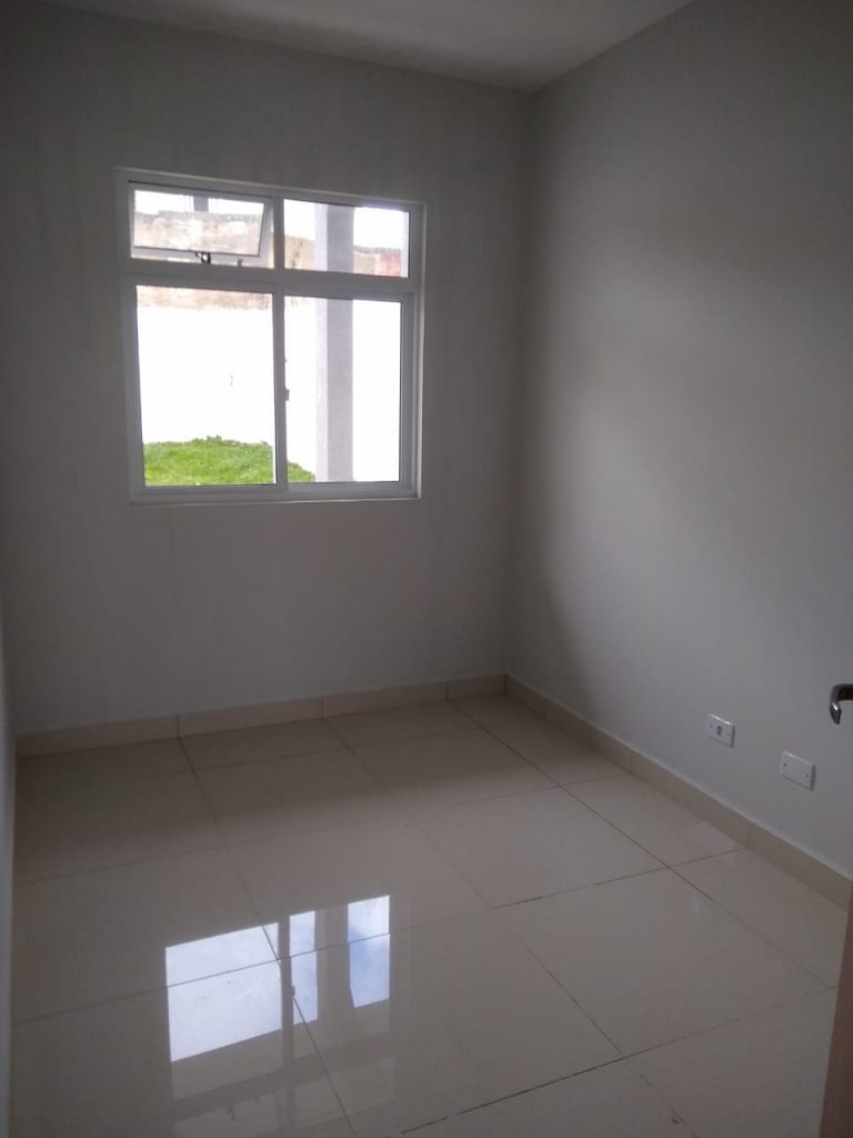 CASA COM AMPLO TERRENO CASA COM AMPLO TERRENO