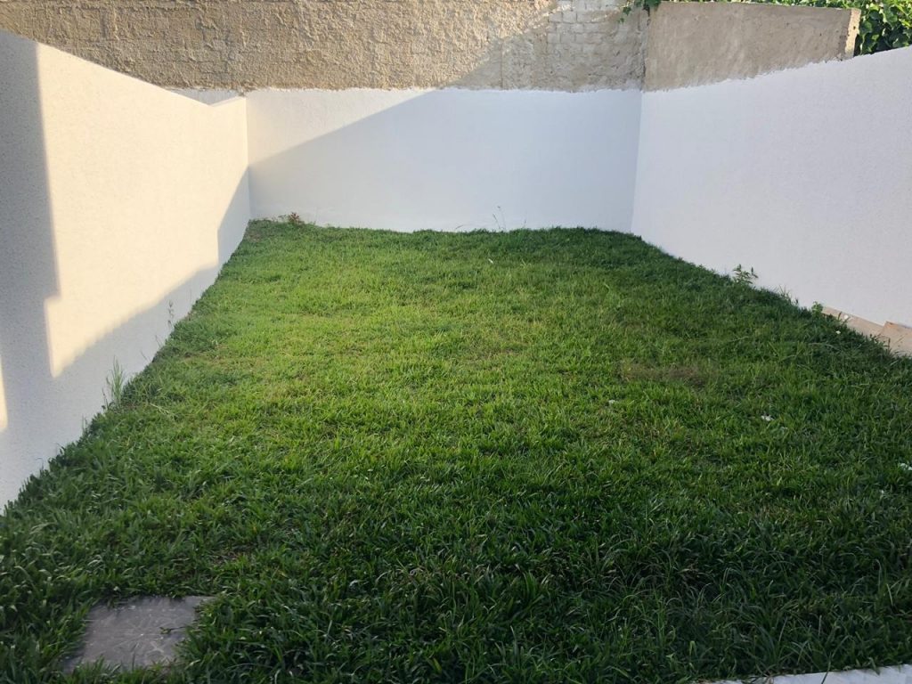 CASA COM AMPLO TERRENO CASA COM AMPLO TERRENO