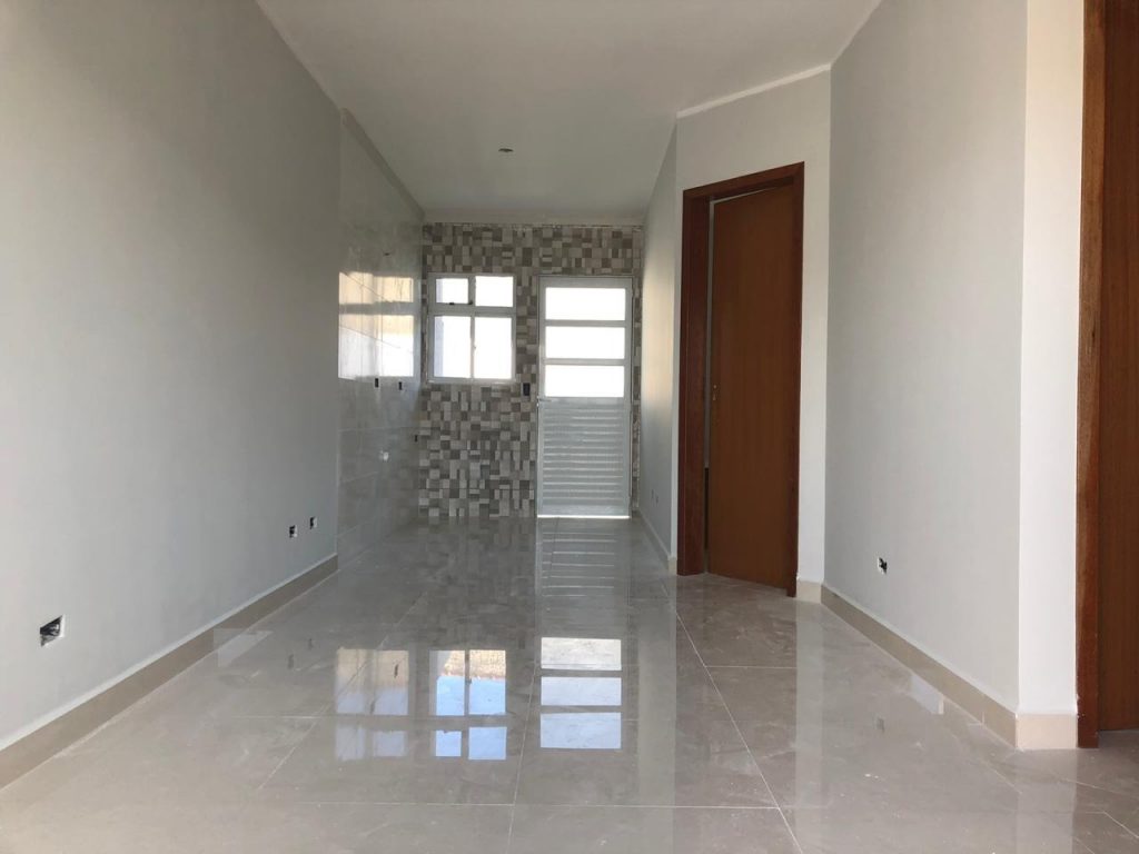 CASA COM AMPLO TERRENO CASA COM AMPLO TERRENO