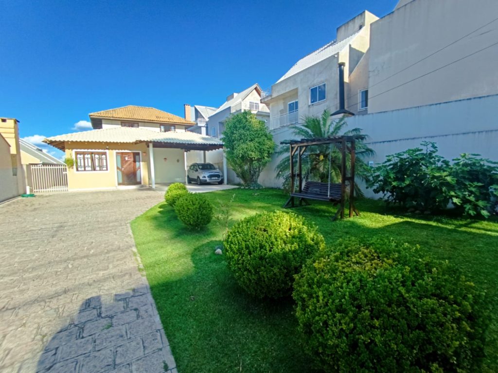 Sobrado excepcional com terreno amplo