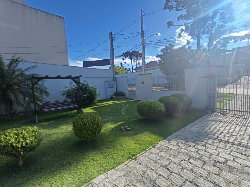 Sobrado excepcional com terreno amplo