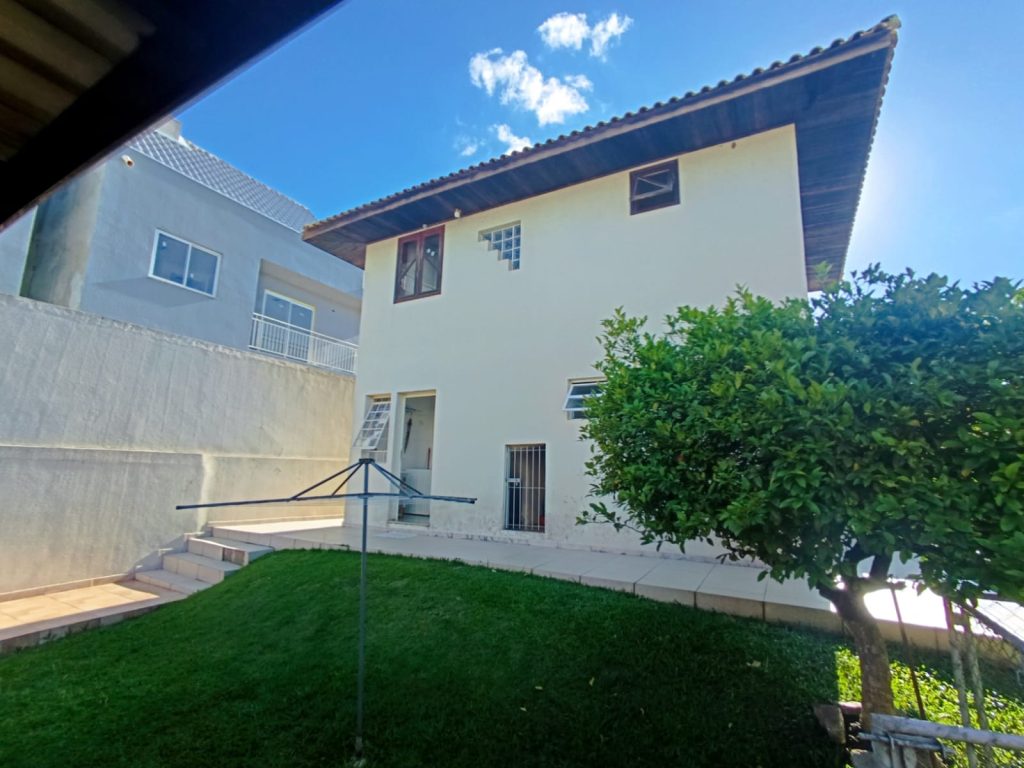 Sobrado excepcional com terreno amplo