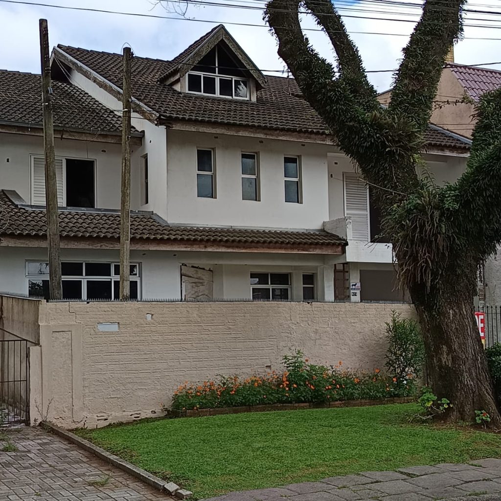 Sobrado Grande e Localização Estratégica (falta acabamento)
